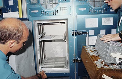 STS 40太空实验室生命科学中有问题的冰箱